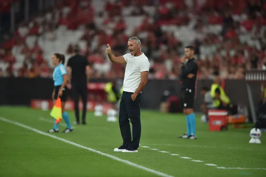 Técnico madeirense satisfeito com os jogadores que tem à sua disposição e crente no futuro (Foto: Miguel Nunes)