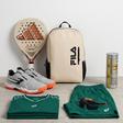 Produtos de padel dispostos em uma superfície de concreto.