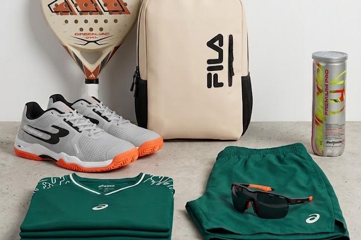 Produtos de padel dispostos em uma superfície de concreto.
