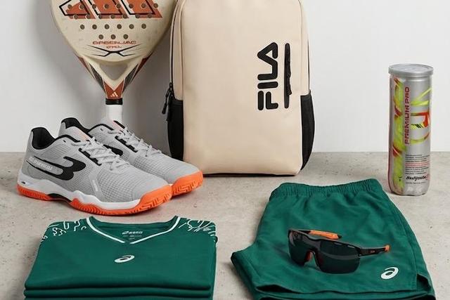 Produtos de padel dispostos em uma superfície de concreto.