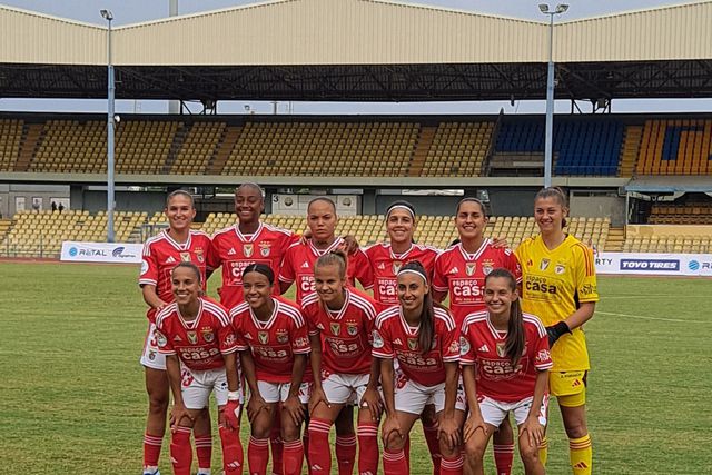 Benfica aplica ‘chapa sete' ao Apollon e fica a um passo da Liga dos Campeões
