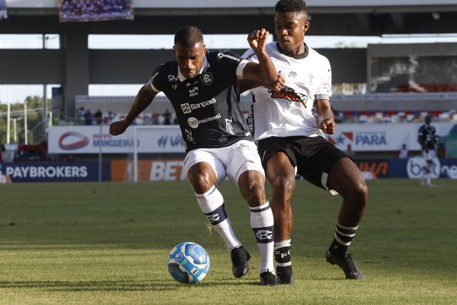 Insólito: árbitro afastado após gesto insultuoso para os adeptos