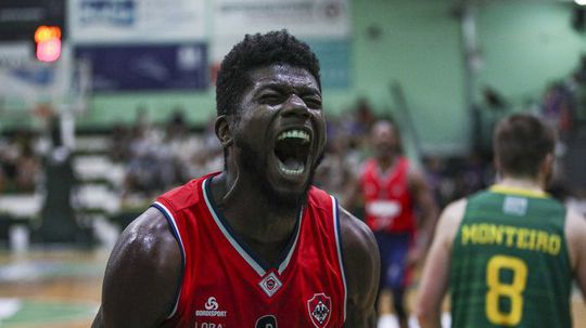 Basquetebol: Oliveirense vence Benfica na Luz com triplo em cima da buzina (vídeo)