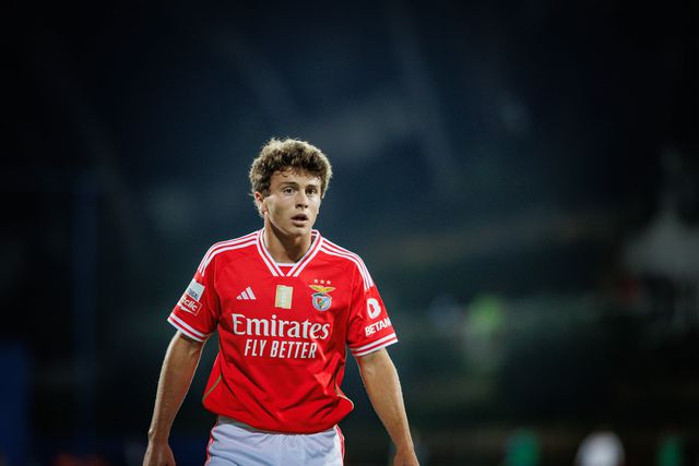 João Neves estreia-se por Portugal