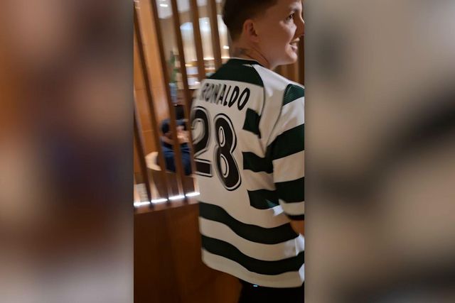 O jovem adepto com a camisola de Ronaldo no Sporting que fez 340 quilómetros para ver o craque