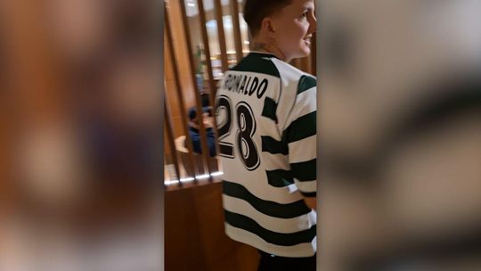 O jovem adepto com a camisola de Ronaldo no Sporting que fez 340 quilómetros para ver o craque