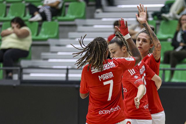 Benfica esmaga Sporting no dérbi feminino