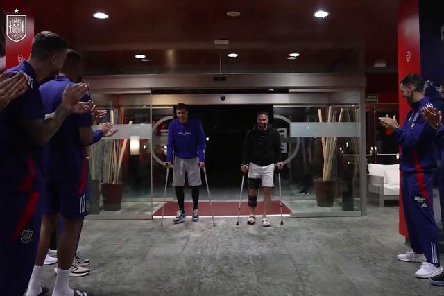 De muletas, Rodri e Carvajal visitam seleção e recebem carinho dos colegas