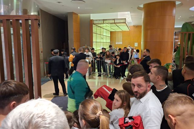 Loucura no hotel com adeptos polacos à espera de Cristiano Ronaldo