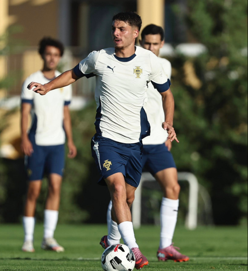 Camisola 14 dos azuis e brancos do Minho está ao serviço dos sub-21 - Foto: Famalicão