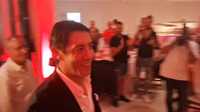 Rui Costa sorridente no encontro com benfiquistas em Albufeira