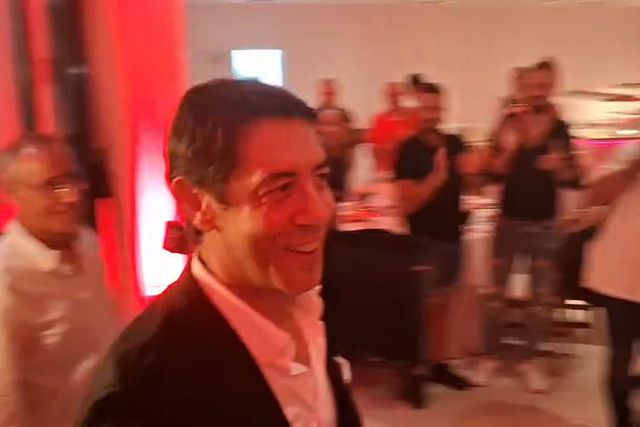 Rui Costa sorridente no encontro com benfiquistas em Albufeira