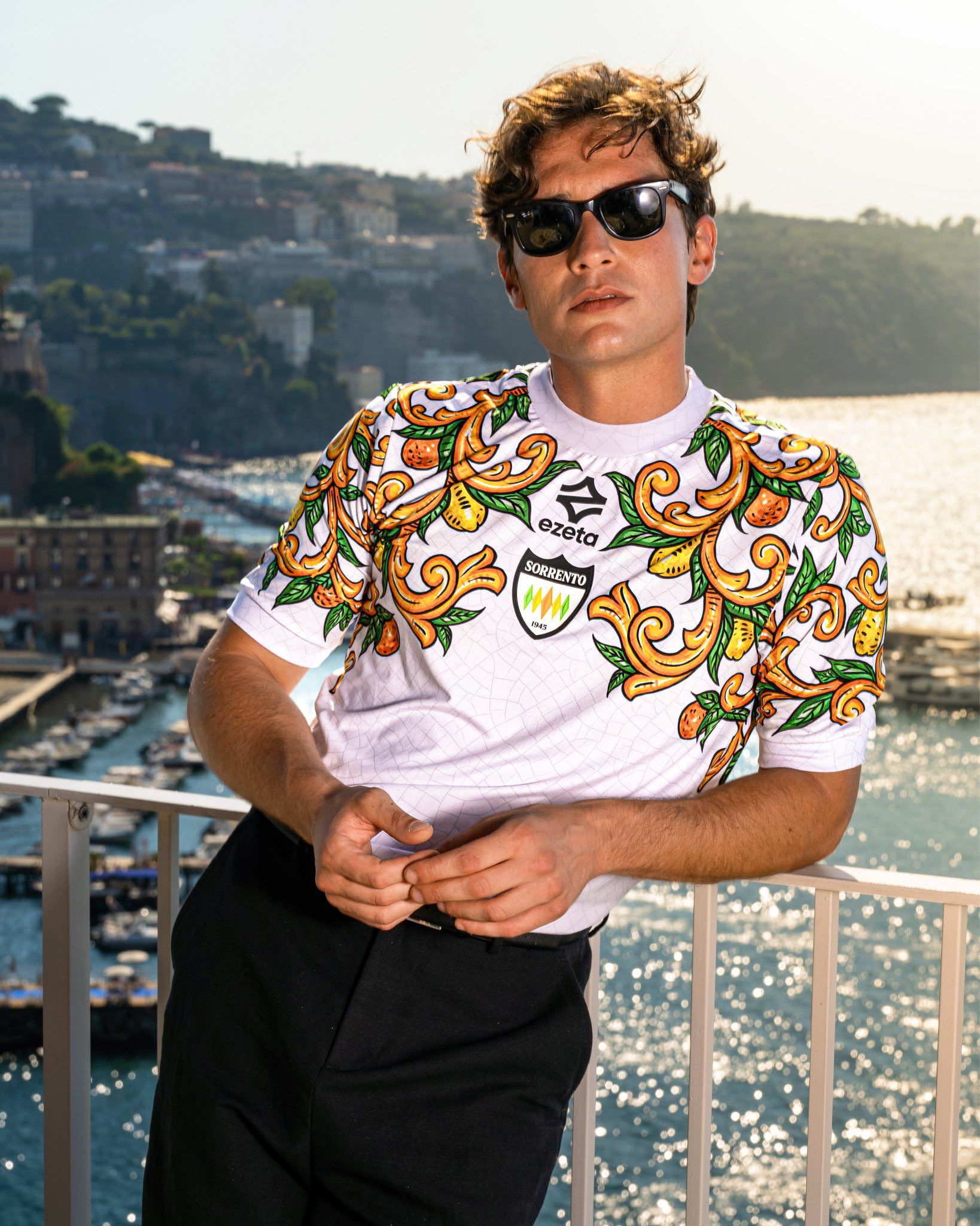 A Ezeta desenhou também para o Sorrento e nesta inspirou-se na natureza circundante: camisola branca é decorada com citrinos e flores