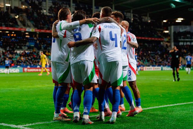Pio Esposito celebra o primeiro golo pela seleção italiana