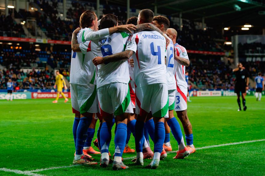 Pio Esposito celebra o primeiro golo pela seleção italiana