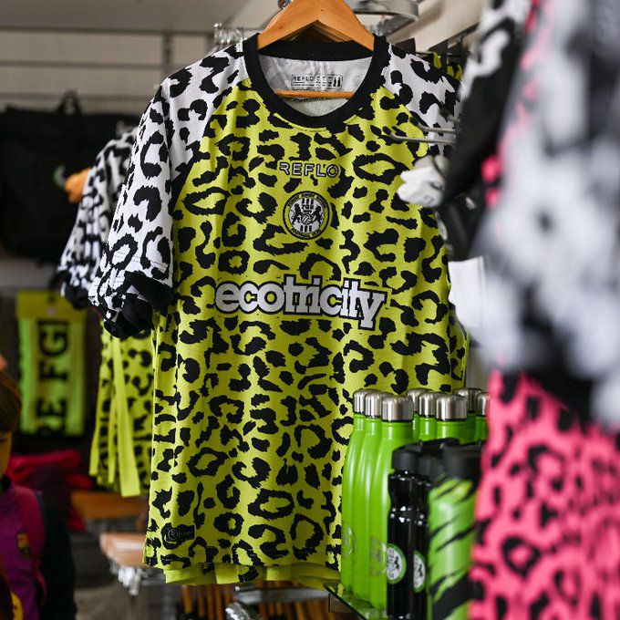 ... e há também a versão rosa para os adeptos do Forest Green Rovers