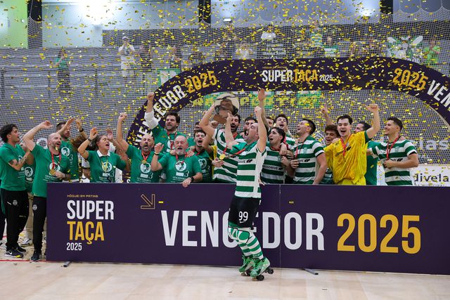 Sporting levanta a Supertaça de hóquei em patins após reviravolta frente o FC Porto