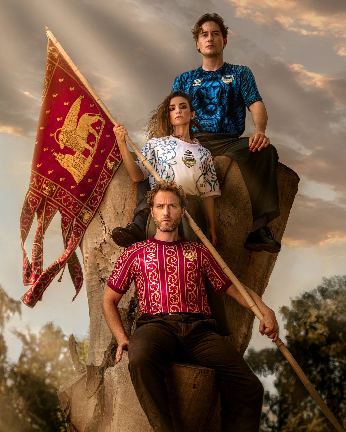 A marca italiana Ezeta é já conhecida pelo arrojo e este ano desenhou assim as camisolas do Latina, nos arredores de Roma