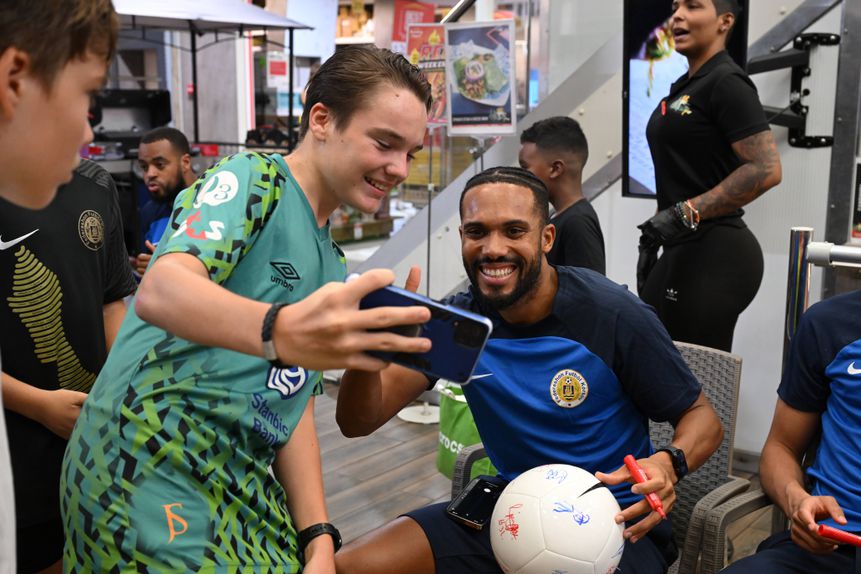 Kenji Gorre com adeptos