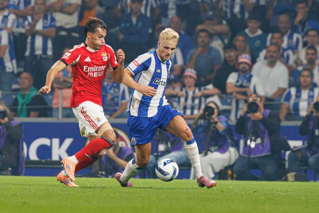 Froholdt, do FC Porto, com Dedic, do Benfica