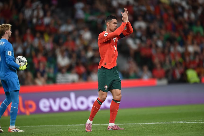 Cristiano Ronaldo aplaude os companheiros no jogo de Portugal frente à Irlanda (Miguel Nunes)