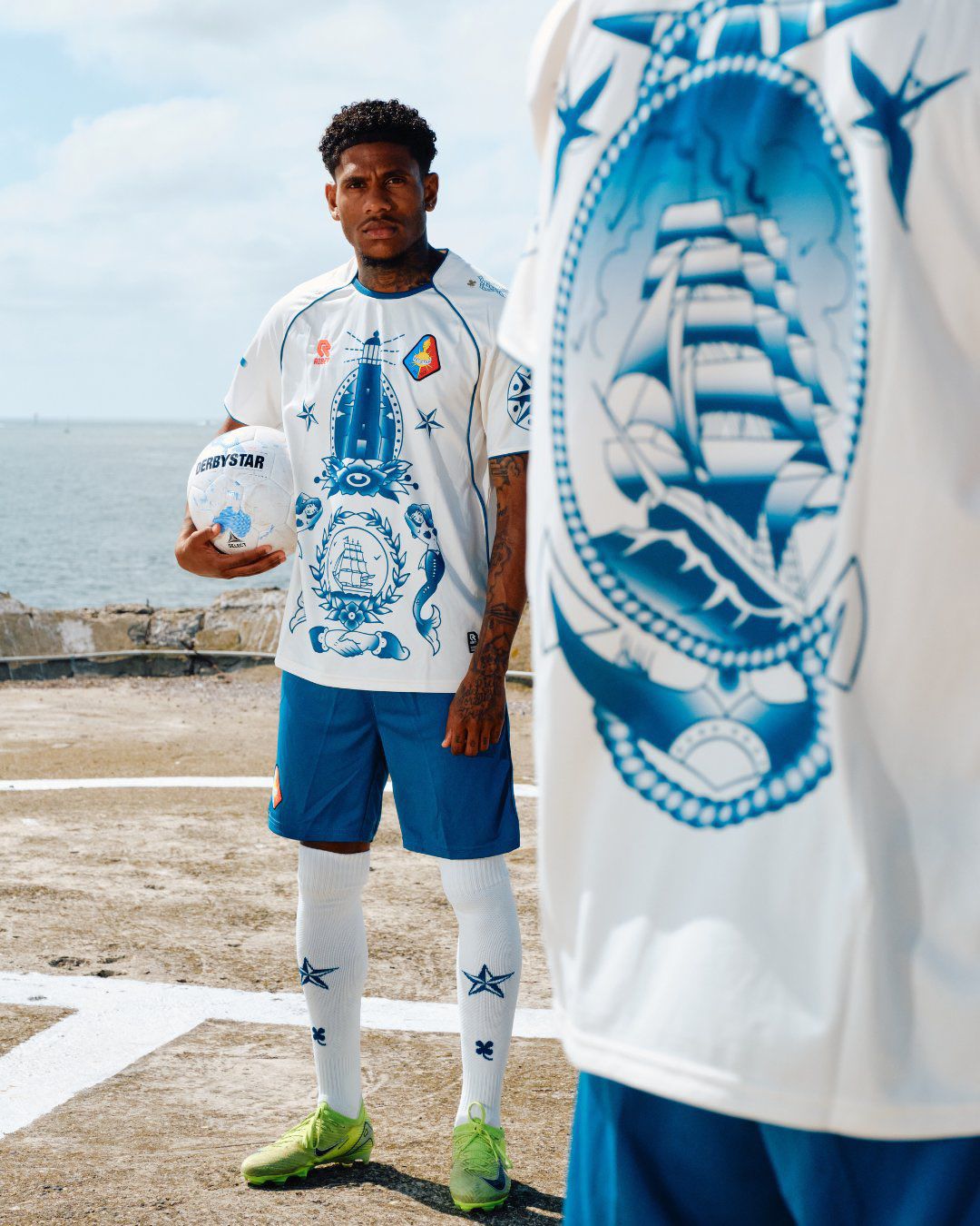 O Telstar, dos Países Baixos, tem um terceiro equipamento com inspiração marítima e nas tatuagens dos marinheiros, nomeadamente com um farol, um navio e até sereias