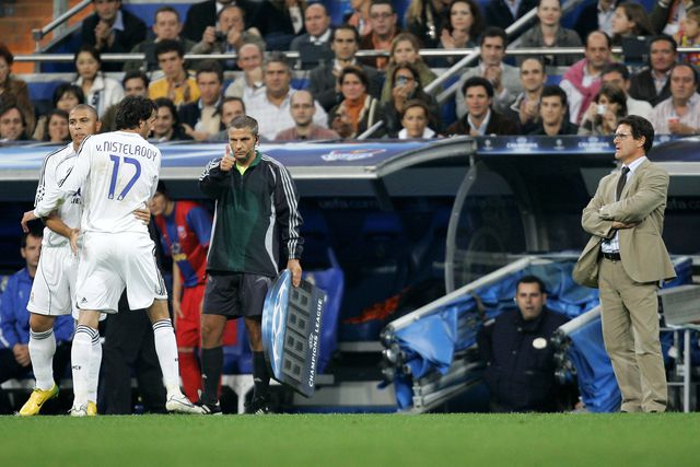 Ronaldo substitui Van Nistelrooy, sob o olhar de Fabio Capello