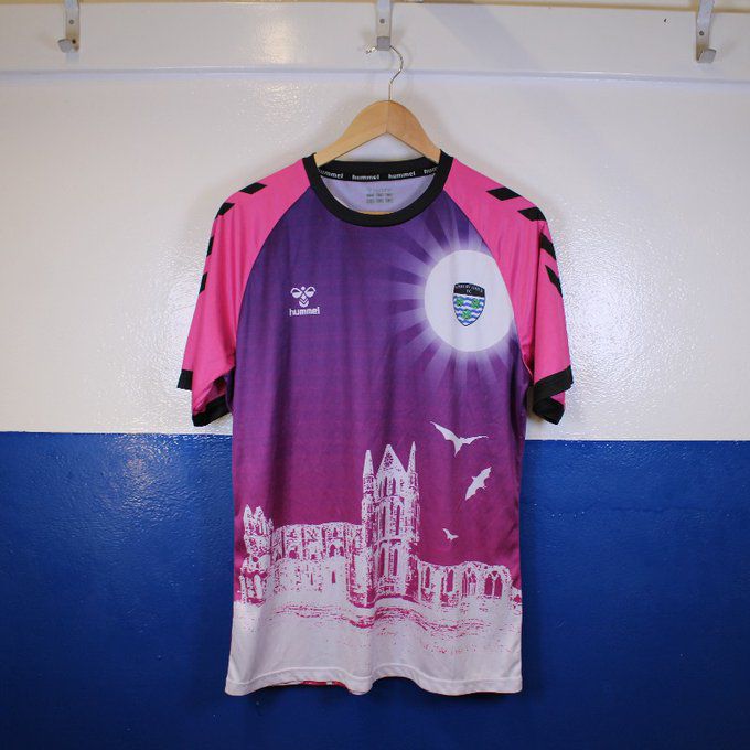 Também há morcegos: os ingleses da cidade costeira Whitby Town registaram vendas recorde do equipamento alternativo com design inspirado no romance Drácula, de Bram Stoker, que passa por Whitby