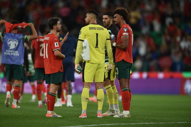 Bernardo Silva, Diogo Costa e Renato Veiga no final do jogo de Portugal frente à Irlanda - Foto: Miguel Nunes