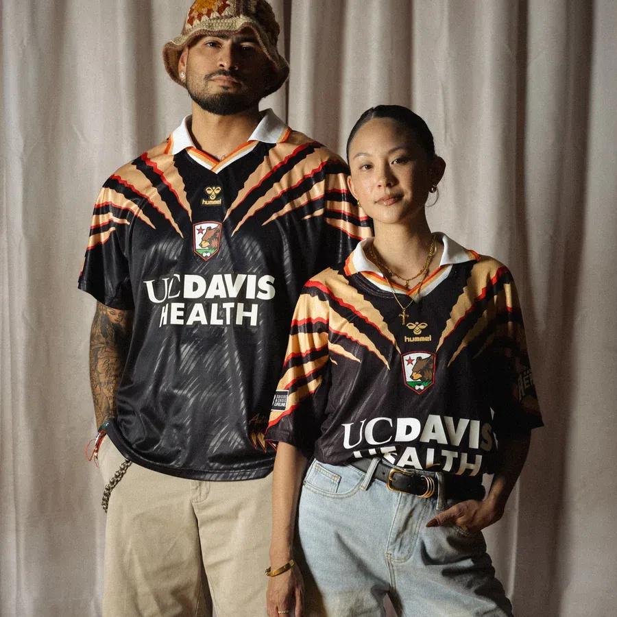 O Sacramento Republic, dos EUA, fez uma recriação de como seria o equipamento nos anos 90. O resultado é o «bear attack» (ataque do urso - que é o símbolo do clube), com marcas de garras recortadas nos ombros e calções