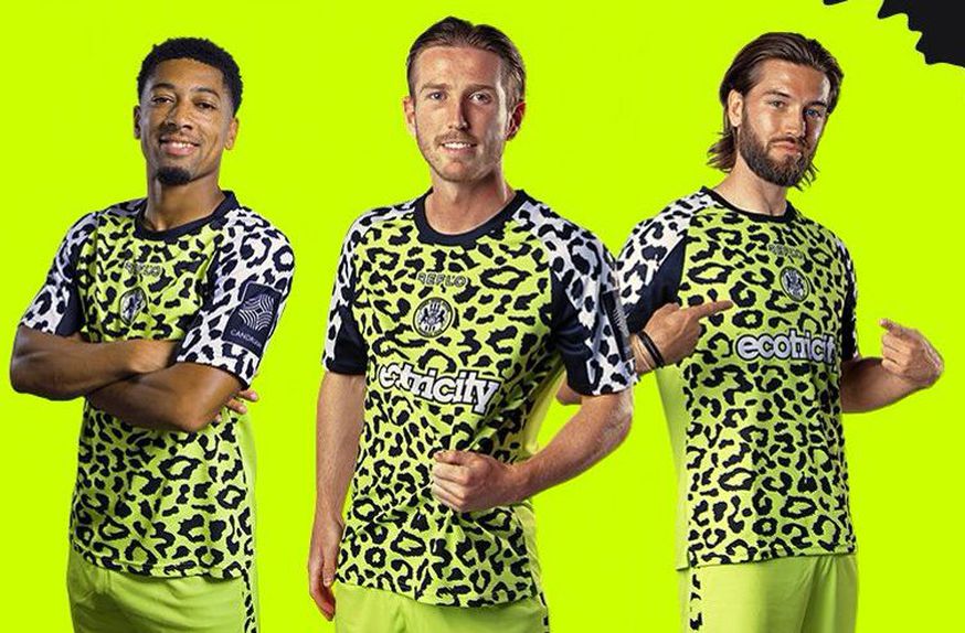 Inconfundíveis: o Forest Green Rovers garantiu que os jogadores são vistos onde quer que estejam...