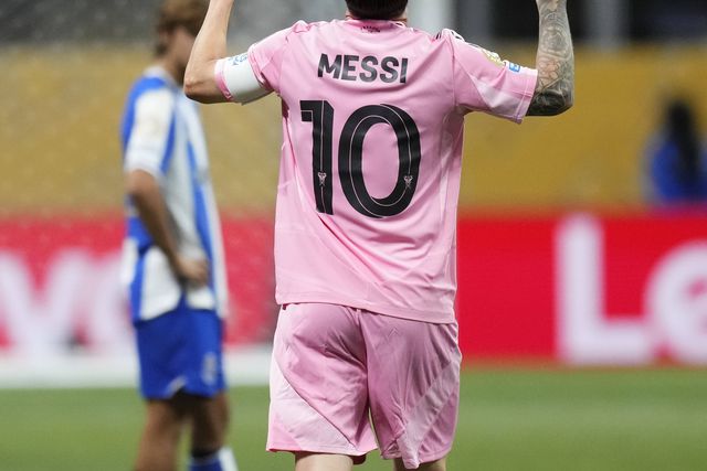 Lionel Messi mostra a carta de Rodrigo Mora