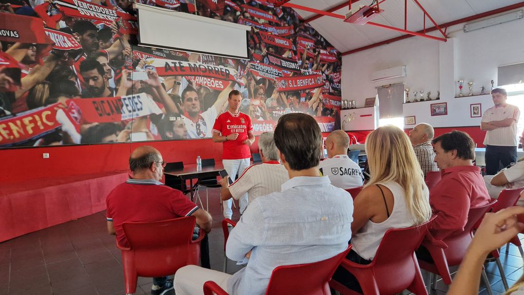 Martim Mayer em sessão de esclarecimento na Casa do Benfica de Vendas Novas — Foto: D. R.