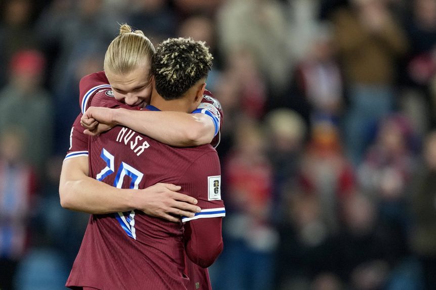 Erling Haaland abraça Antonio Nusa