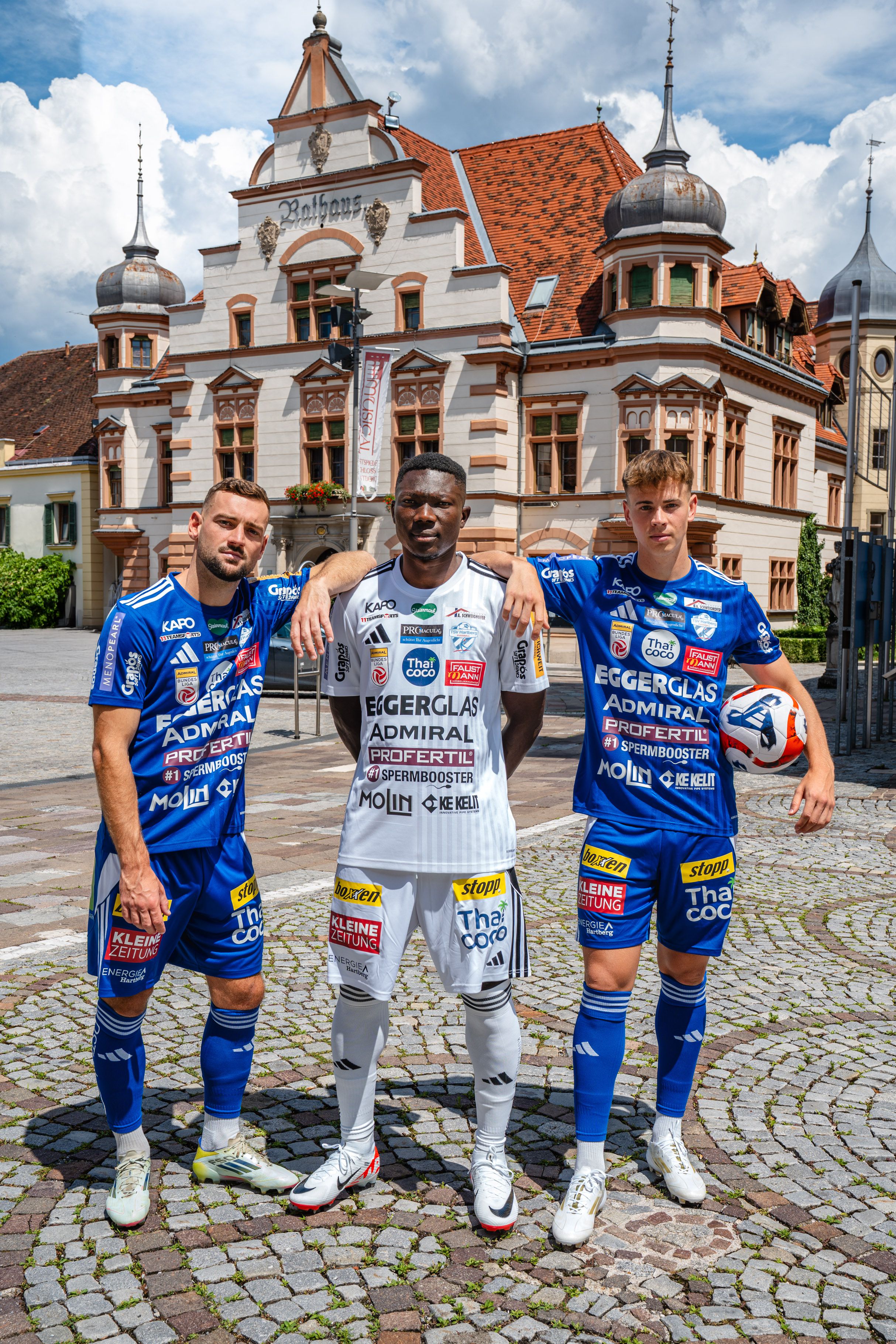 O TSV Hartberg, da Áustria vai por outra via: rechear a camisola (e calções) recheada de patrocínios: se na época passada eram 15, nesta são 23 as marcas que conseguiram um lugar