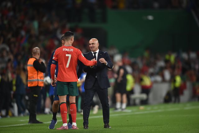 Roberto Martínez cumprimenta Cristiano Ronaldo no final da vitória de Portugal frente à Irlanda - Foto: Miguel Nunes