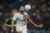 Gonçalo Ramos tenta fugir ao controlo de um adversário - Foto: IMAGO