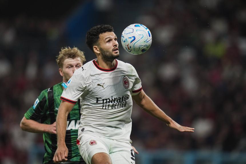 Gonçalo Ramos tenta fugir ao controlo de um adversário - Foto: IMAGO