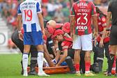 William Gomes teve de ser transportado para fora do terreno de jogo de marca - Foto: Hélder Santos/ASPress
