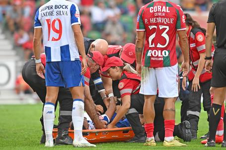 William Gomes teve de ser transportado para fora do terreno de jogo de marca - Foto: Hélder Santos/ASPress