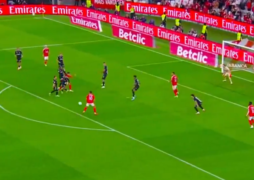 Echeverri na assistência, Sudakov no remate: eis o 2-o do Benfica