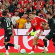 Jakupovic pressiona Palhinha na Luz - Foto: Manuel de Almeida/LUSA