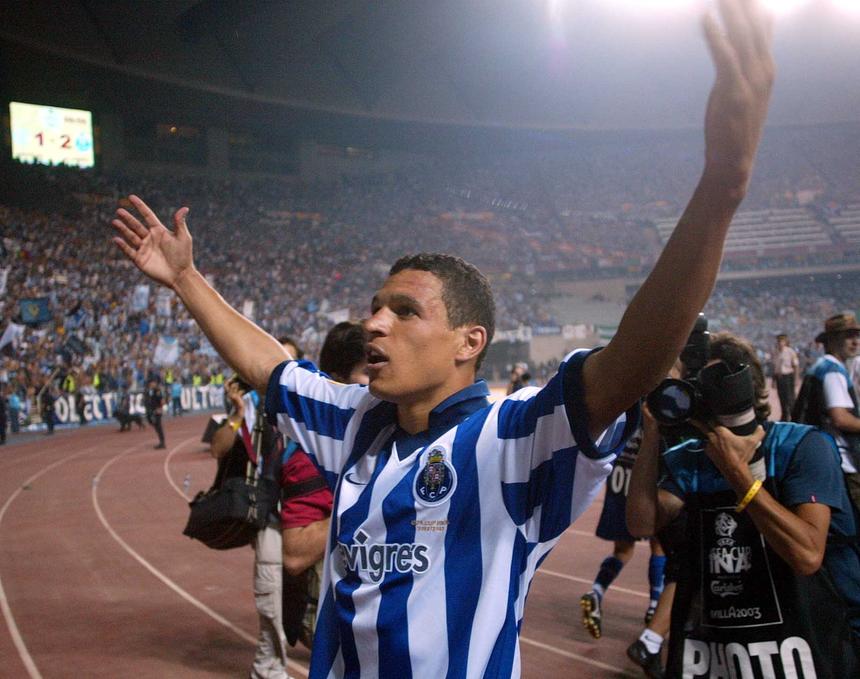 Derlei foi rei de La Cartuja na final da Taça UEFA, em maio de 2003 — Foto: A BOLA