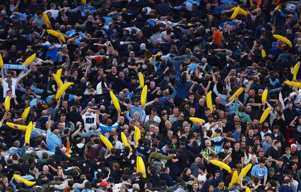 Adeptos do City levaram bananas insufláveis para Anfield