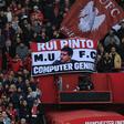Em pleno Old Trafford, adeptos do Man. United homenageiam... Rui Pinto