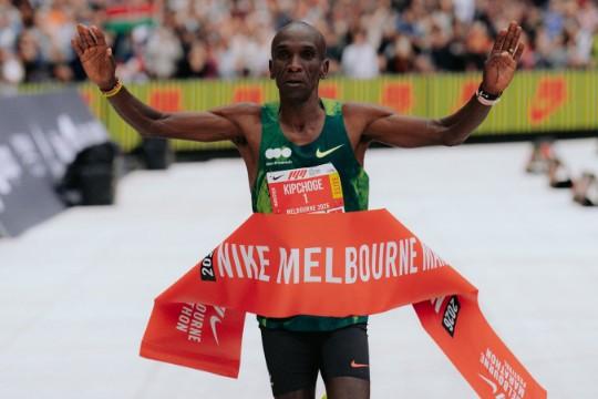 Eliud Kipchoge a cortar a meta em Melbourne - Foto: X/DSM - Firmenich Running Team