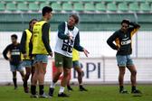 Cristiano Ronaldo atento às indicações de Boloni no Sporting, em 2002 - Foto: A BOLA