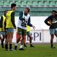 Cristiano Ronaldo atento às indicações de Boloni no Sporting, em 2002 - Foto: A BOLA