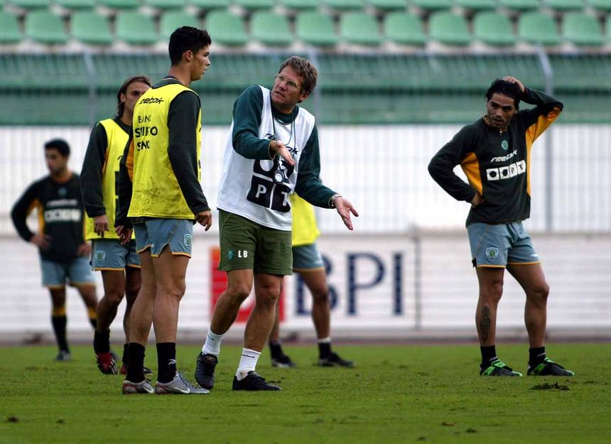 Cristiano Ronaldo atento às indicações de Boloni no Sporting, em 2002 - Foto: A BOLA
