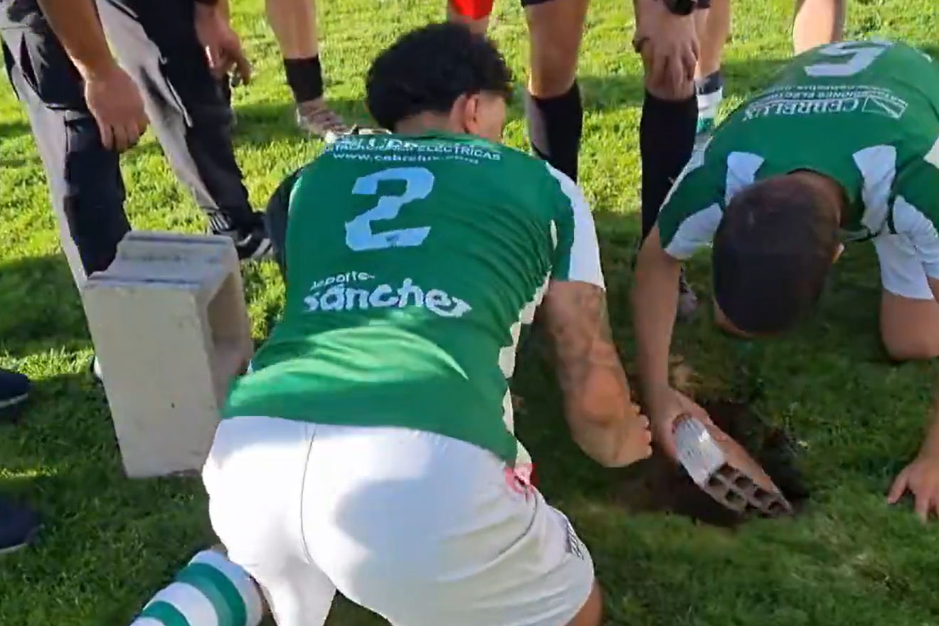 Jogadores tapam buraco em jogo em Espanha